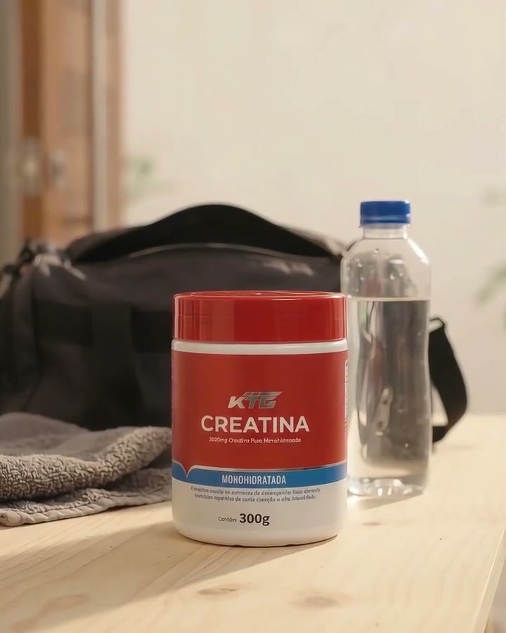 Frasco de creatina monohidratada KTG de 300 g junto a un bolso de gimnasio y una botella de agua